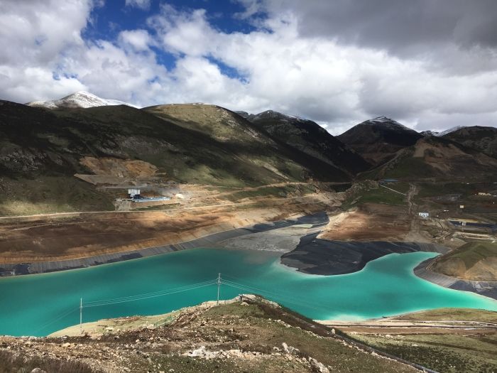 危廢(fèi)填埋區鋪設HDPE防滲(shen)土工膜的施工流(liu)程